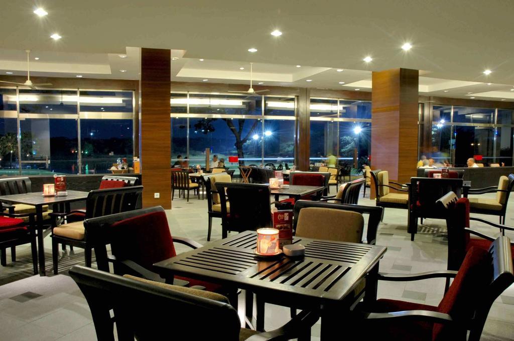 Ciputra Golf, Club & Hotel Сурабая Ресторан фото