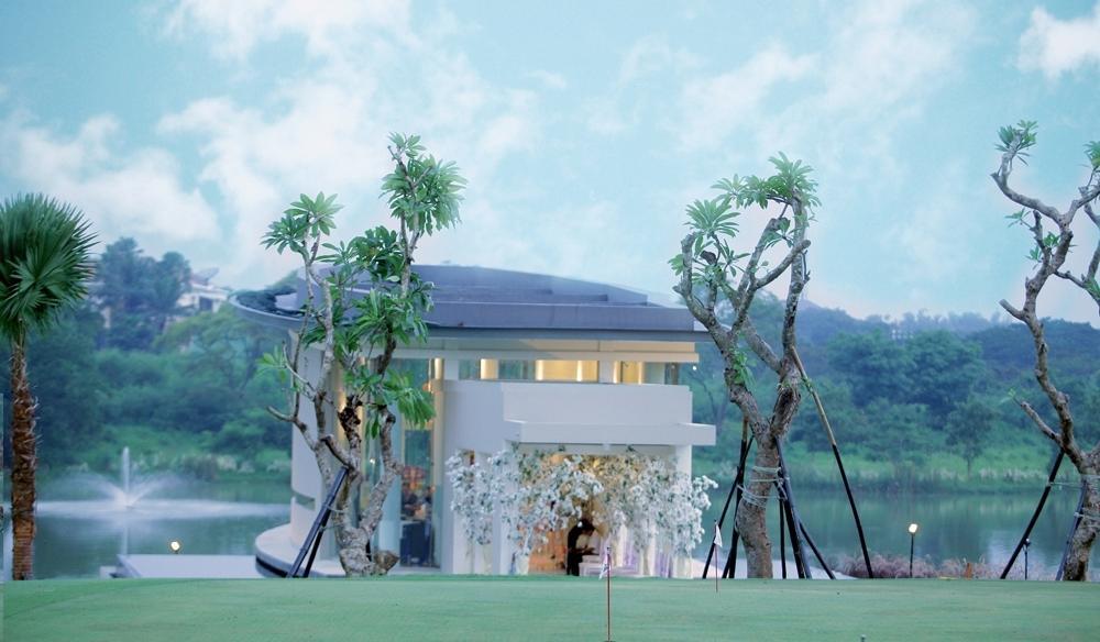 Ciputra Golf, Club & Hotel Сурабая Экстерьер фото