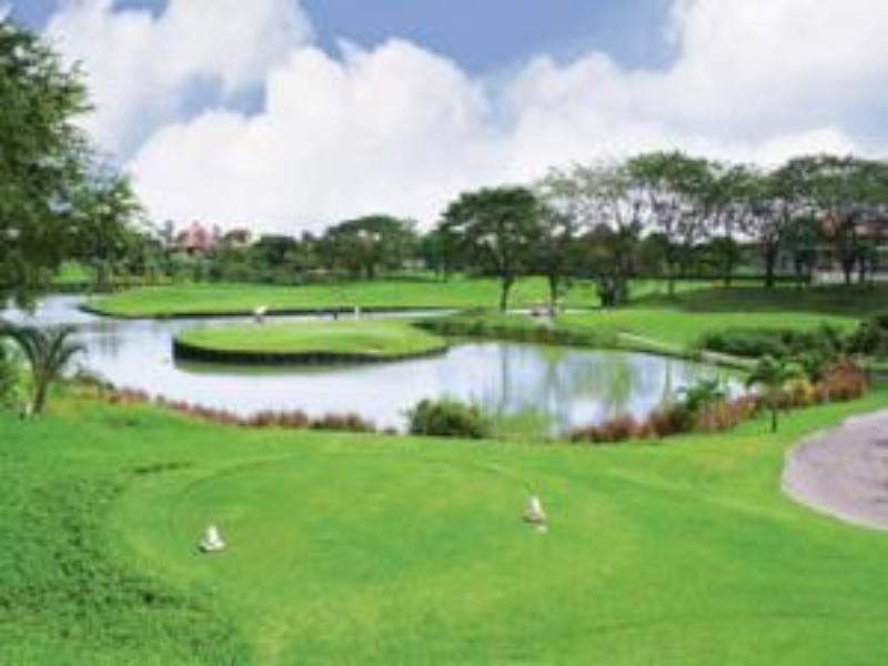 Ciputra Golf, Club & Hotel Сурабая Экстерьер фото